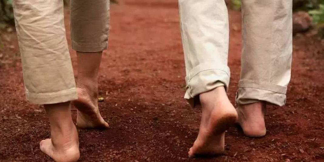 Sadece elektriği almıyormuş! Çıplak ayakla toprağa basmanın 5 faydası: Çoğu kişi bunu bilmiyor 3